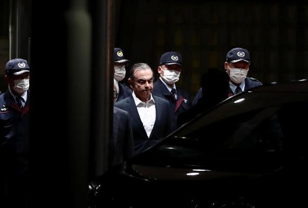 美媒：日产前董事长放弃15亿日元保释金，逃回黎巴嫩