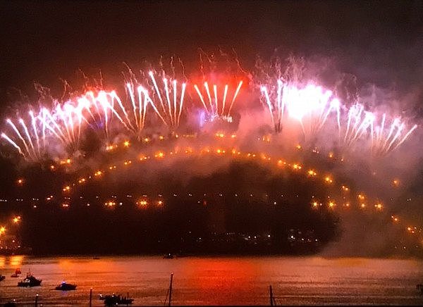 绝美璀璨！悉尼跨年庆典强风中揭幕，大桥惊现巨幅中文字！烟花秀照亮全城（视频/组图） - 2