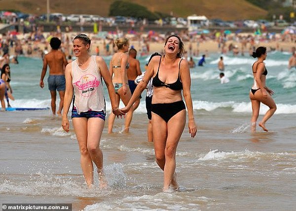 比基尼都兜不住八字奶！小派克前女友现身悉尼海滩，与女友人十指相扣（组图） - 7