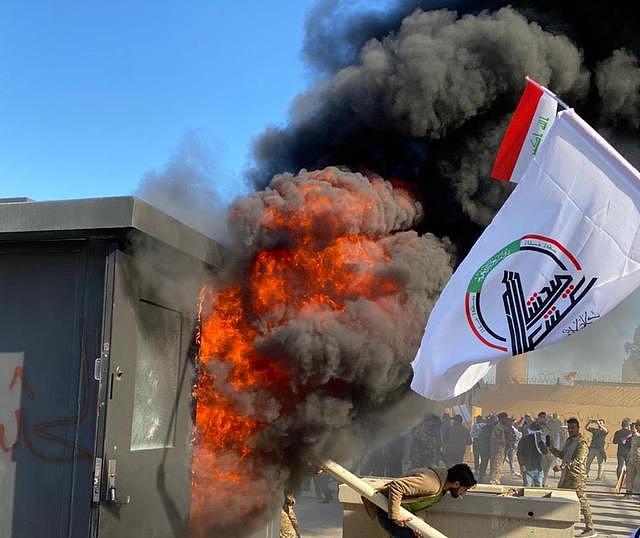 抗议者高喊“打倒美国”冲闯美驻巴格达使馆并放火，美士兵爬屋顶