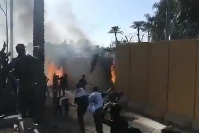 抗议者高喊“打倒美国”冲闯美驻巴格达使馆并放火，美士兵爬屋顶
