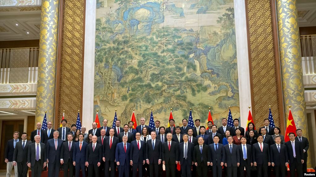 美中贸易谈判代表团成员在北京钓鱼台国宾馆合影(2019年2月15日)