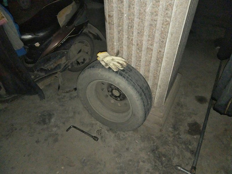 让你挪车不挪？ 杭州70岁奶奶亲自动手，卸了对方轮胎.... （组图） - 3
