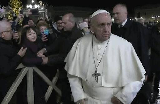  教皇面带不快地离开 视频截图