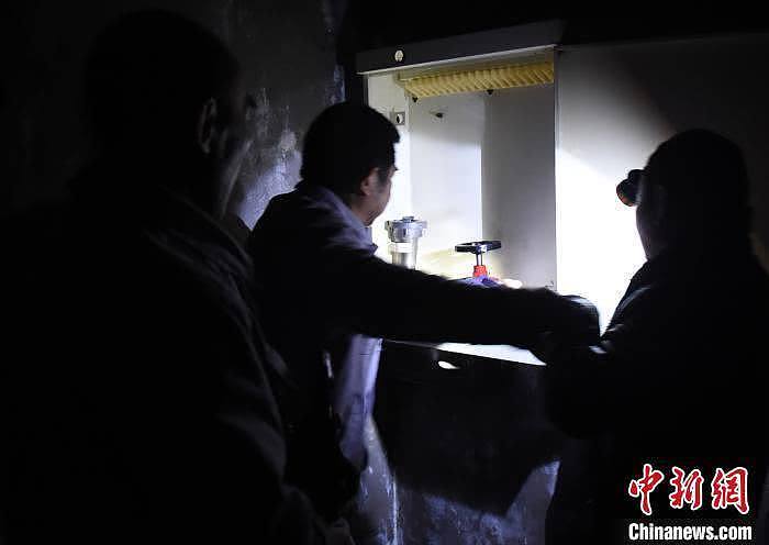 重庆居民楼火灾：燃烧4小时从底层烧到楼顶，热心人挨家敲门让撤离（组图） - 2