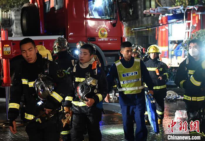 重庆居民楼火灾：燃烧4小时从底层烧到楼顶，热心人挨家敲门让撤离（组图） - 3