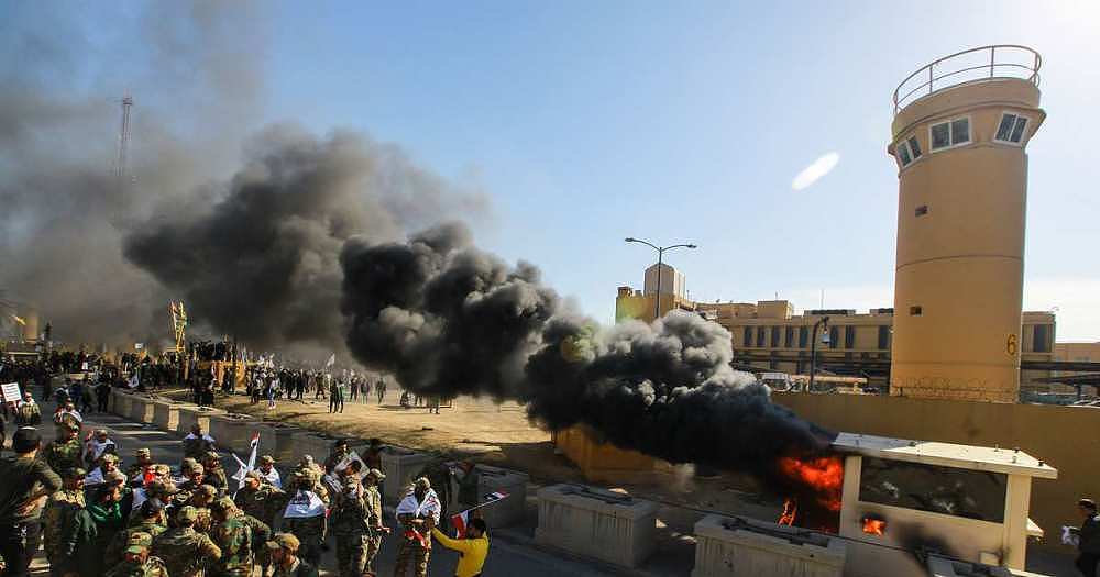亲伊朗抗议者聚集美驻伊拉克使馆外示威 美军发射催泪瓦斯驱散（组图） - 1