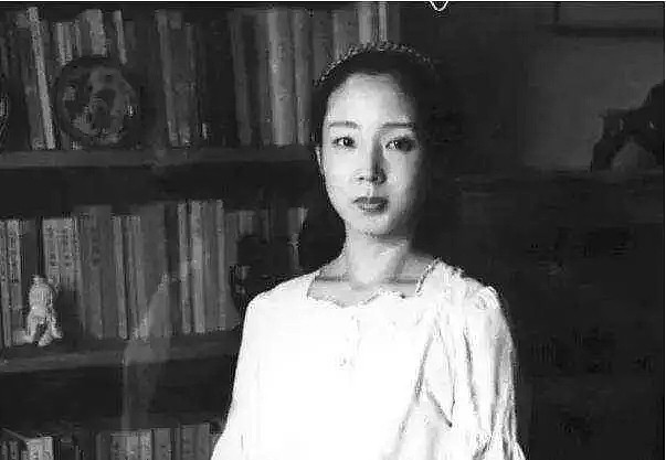 唯一被提名诺贝尔和平奖的中国女作家：父亲被枪杀，流浪一生，却帮助了全球1400多名作家！（组图） - 36