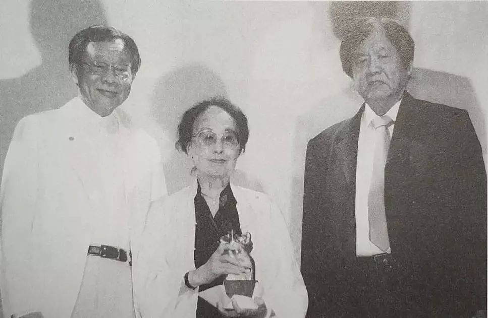 唯一被提名诺贝尔和平奖的中国女作家：父亲被枪杀，流浪一生，却帮助了全球1400多名作家！（组图） - 55