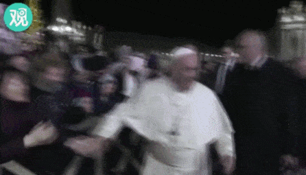 朝圣女子握教皇不松手被教皇猛打 教皇道歉了（视频/组图） - 1