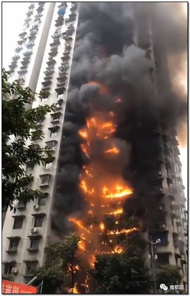 重庆小区大火 烧到30楼 消防车却被挡 引众怒（视频/组图） - 5