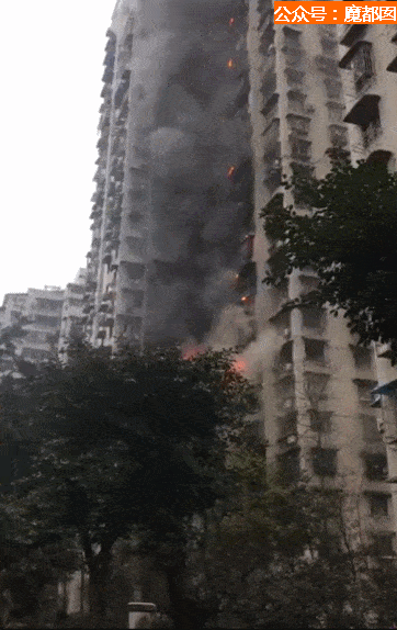 重庆小区大火 烧到30楼 消防车却被挡 引众怒（视频/组图） - 8