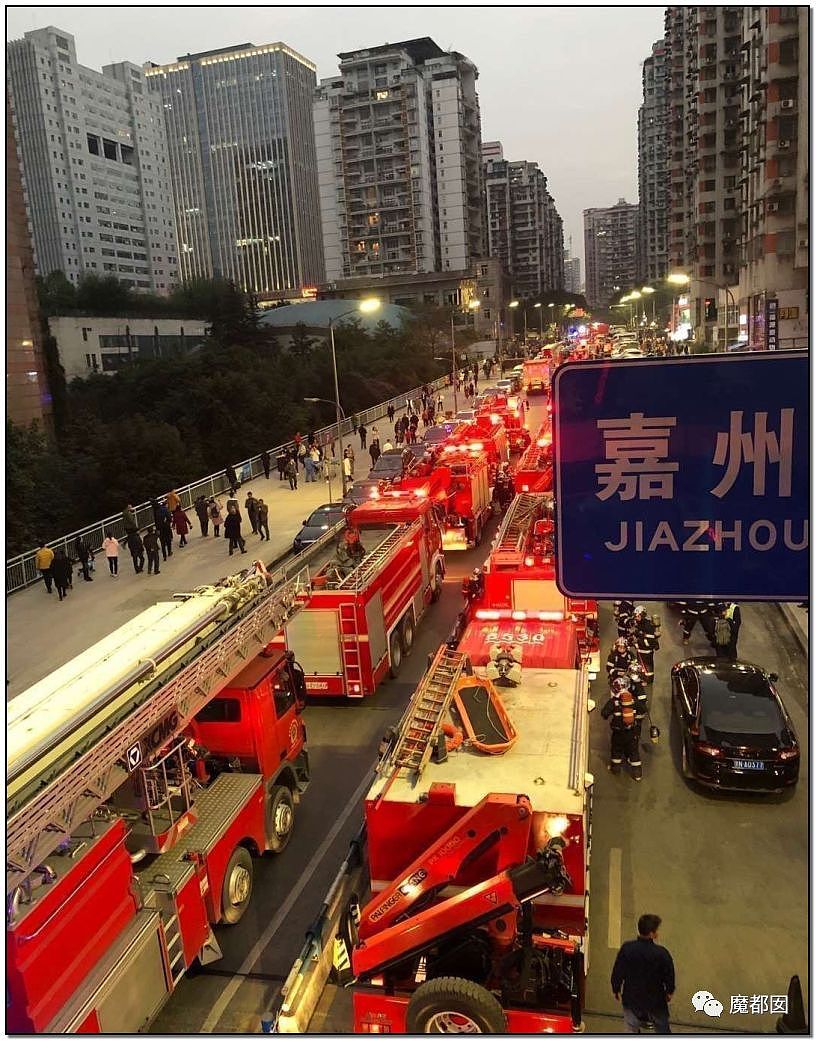 重庆小区大火 烧到30楼 消防车却被挡 引众怒（视频/组图） - 17