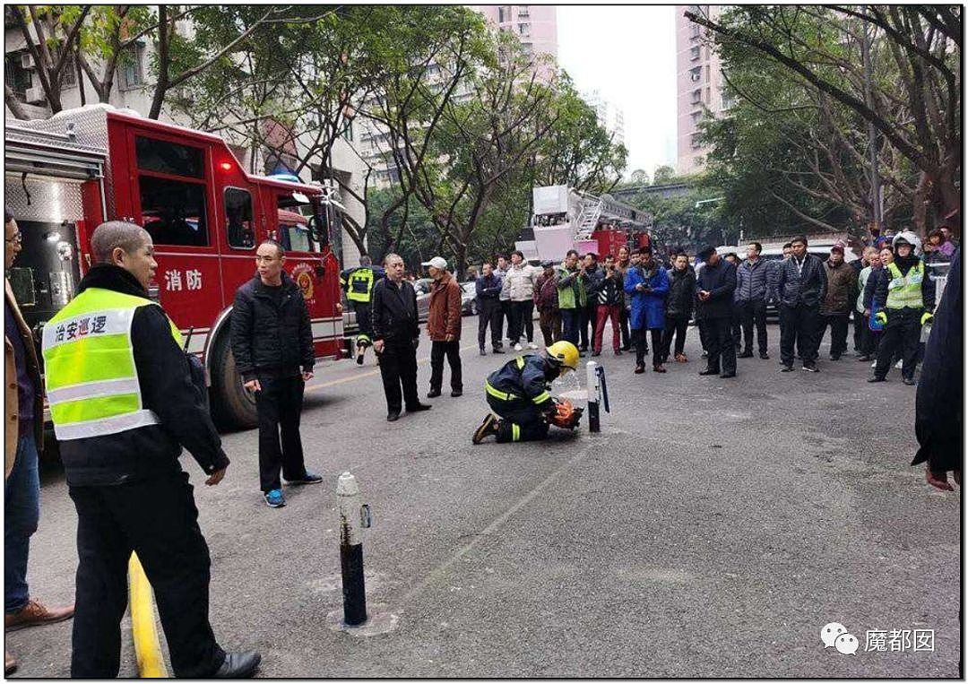 重庆小区大火 烧到30楼 消防车却被挡 引众怒（视频/组图） - 32