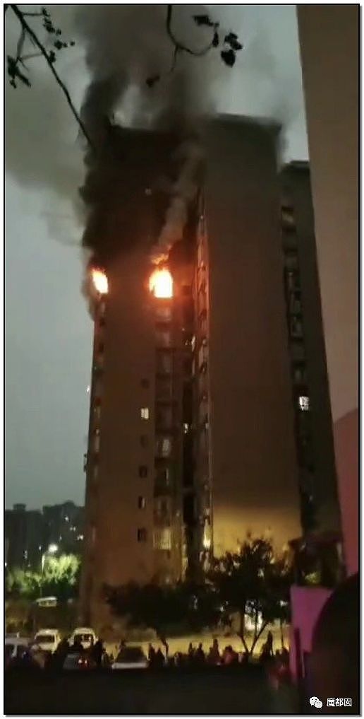 重庆小区大火 烧到30楼 消防车却被挡 引众怒（视频/组图） - 55