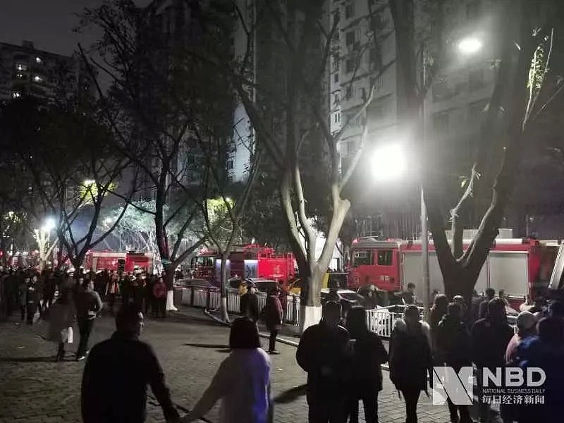 重庆小区大火 烧到30楼 消防车却被挡 引众怒（视频/组图） - 77
