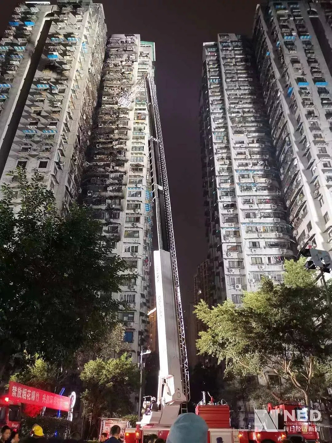 重庆小区大火 烧到30楼 消防车却被挡 引众怒（视频/组图） - 84