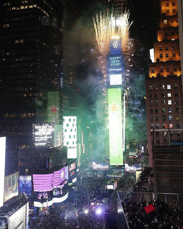 新年代快乐！纽约时报广场跨年百万人狂欢，中国舞者韩国男团闪耀