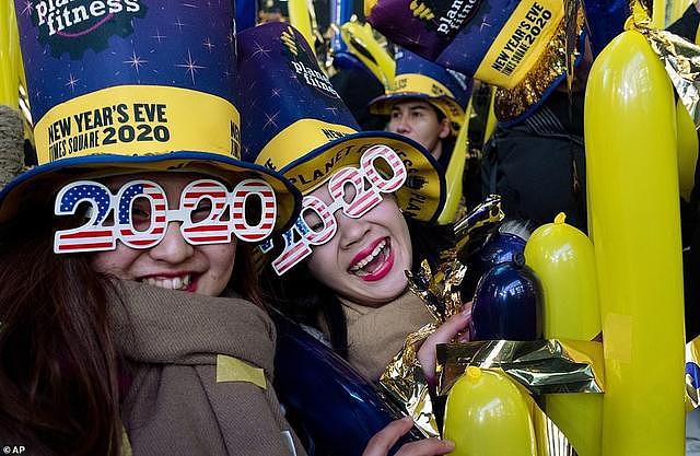 新年代快乐！纽约时报广场跨年百万人狂欢，中国舞者韩国男团闪耀