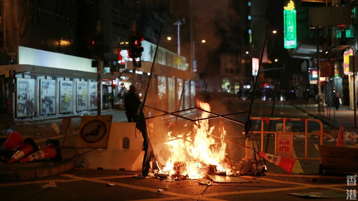 香港元旦：示威者纵火掷汽油弹，与警方再爆冲突，传共拘捕“暴徒”约400人！（组图） - 1