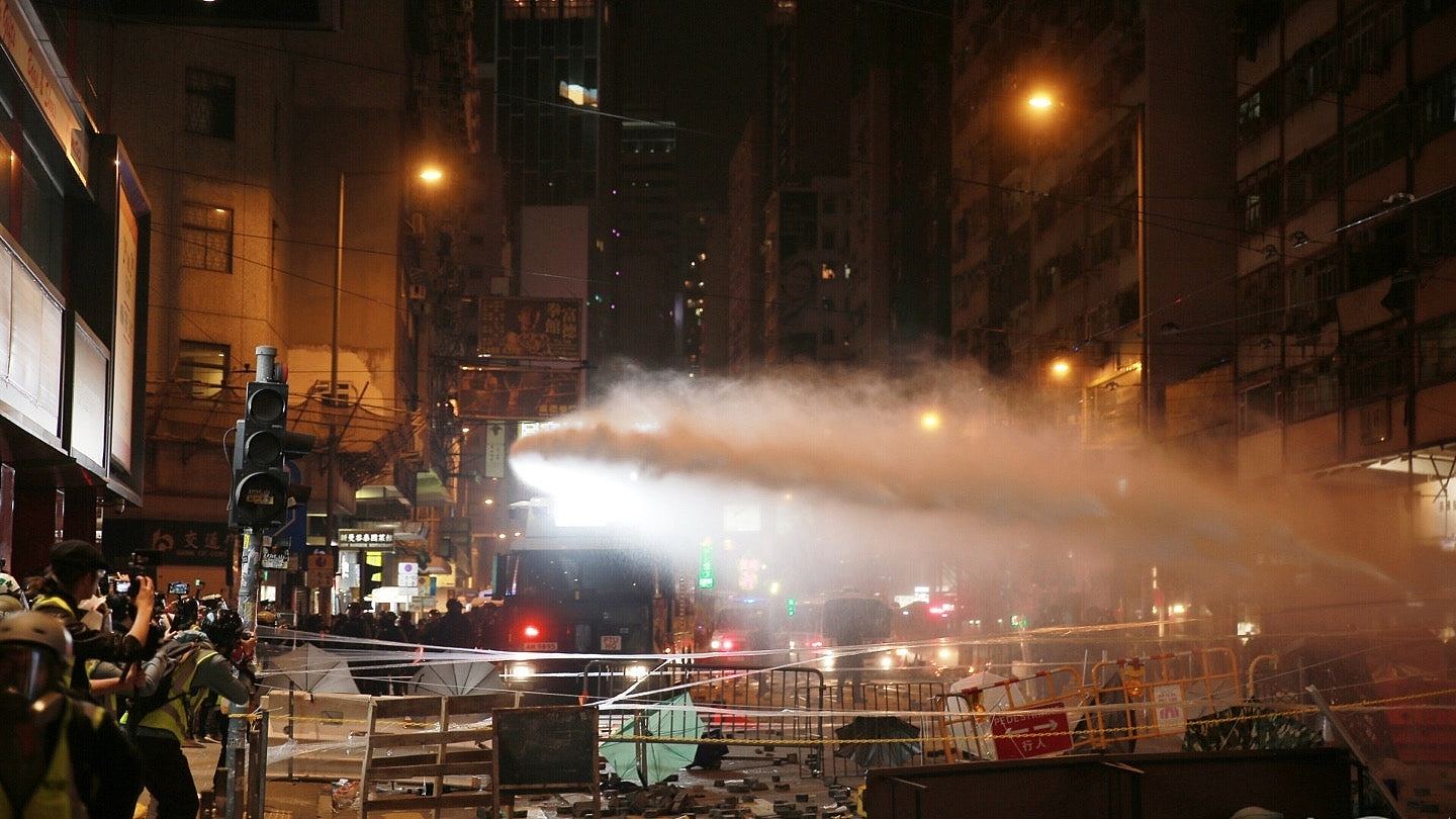 香港元旦：示威者纵火掷汽油弹，与警方再爆冲突，传共拘捕“暴徒”约400人！（组图） - 2