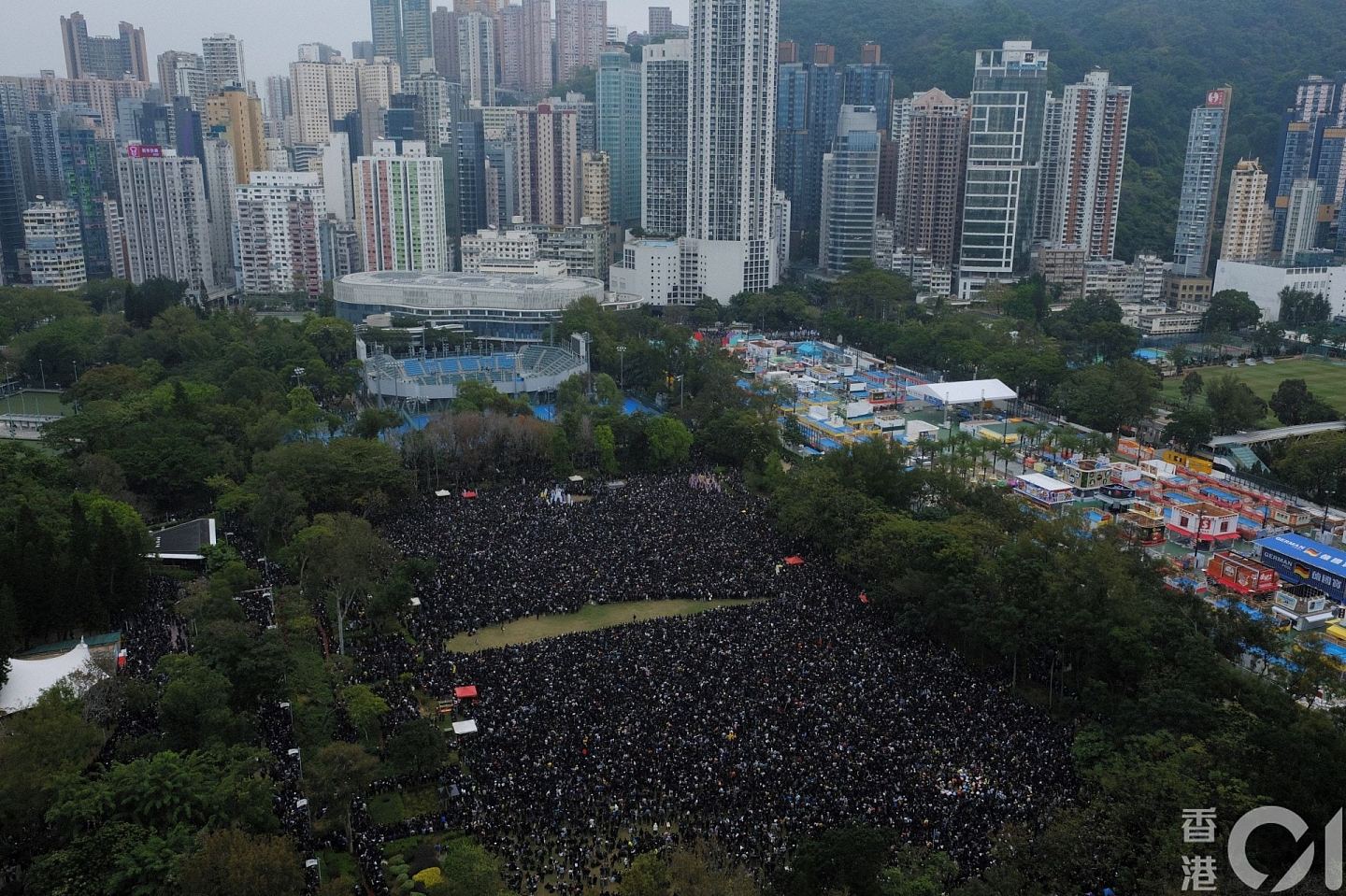 香港元旦：示威者纵火掷汽油弹，与警方再爆冲突，传共拘捕“暴徒”约400人！（组图） - 5