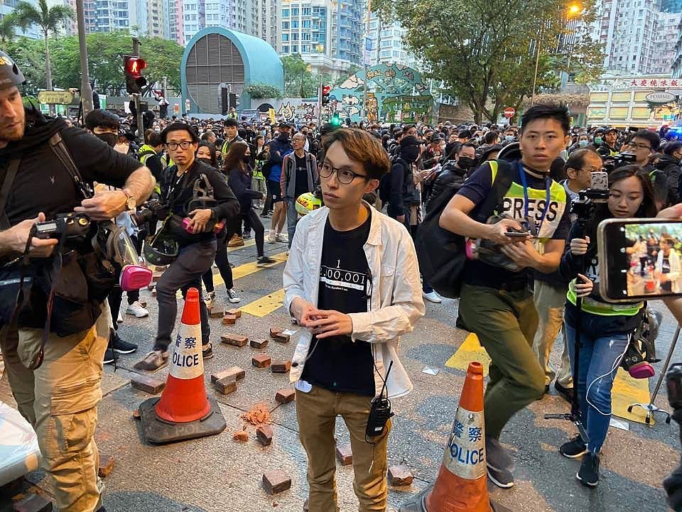 香港元旦：示威者纵火掷汽油弹，与警方再爆冲突，传共拘捕“暴徒”约400人！（组图） - 6