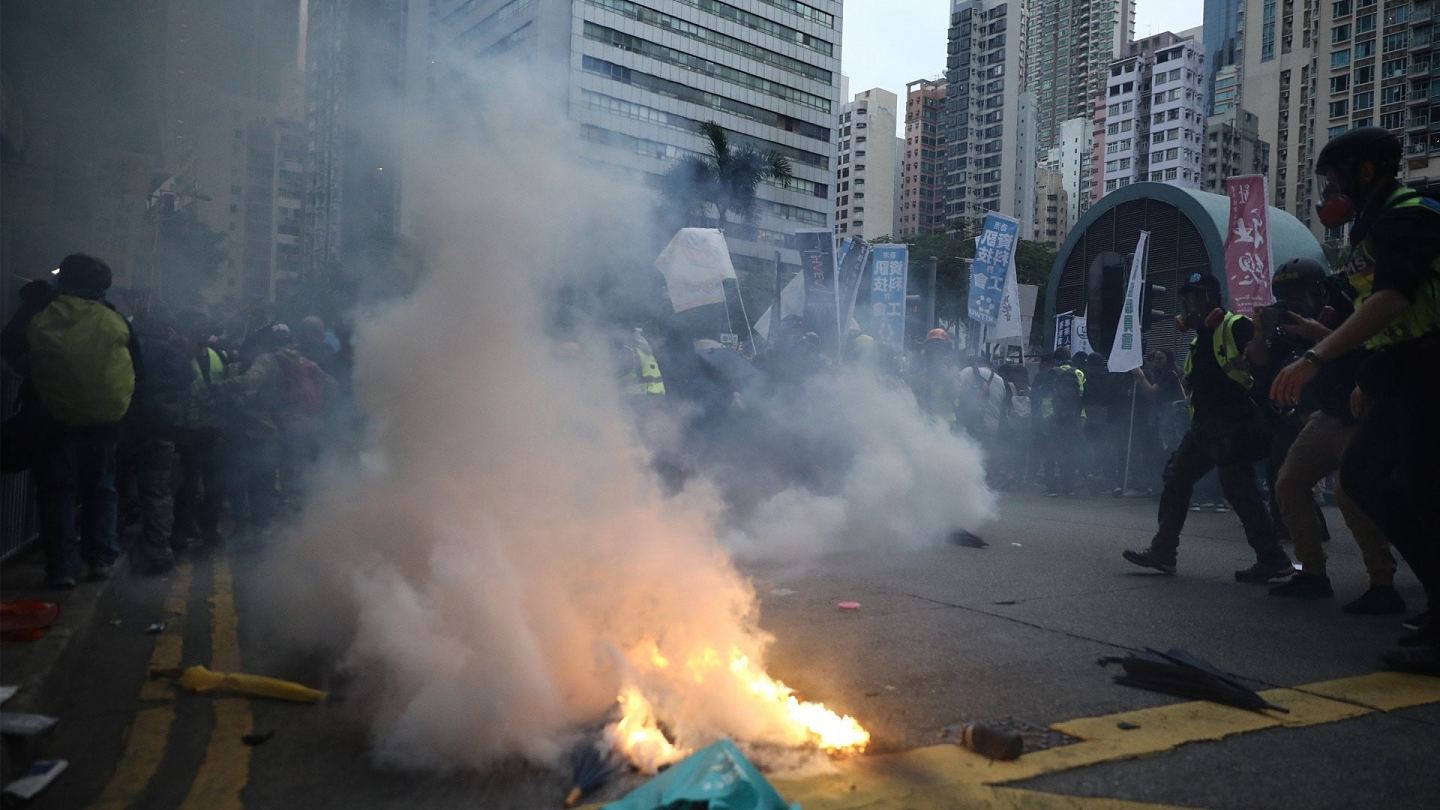 香港元旦：示威者纵火掷汽油弹，与警方再爆冲突，传共拘捕“暴徒”约400人！（组图） - 8