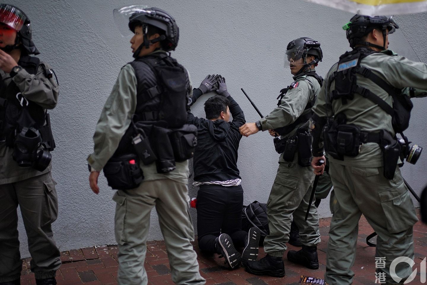 香港元旦：示威者纵火掷汽油弹，与警方再爆冲突，传共拘捕“暴徒”约400人！（组图） - 10