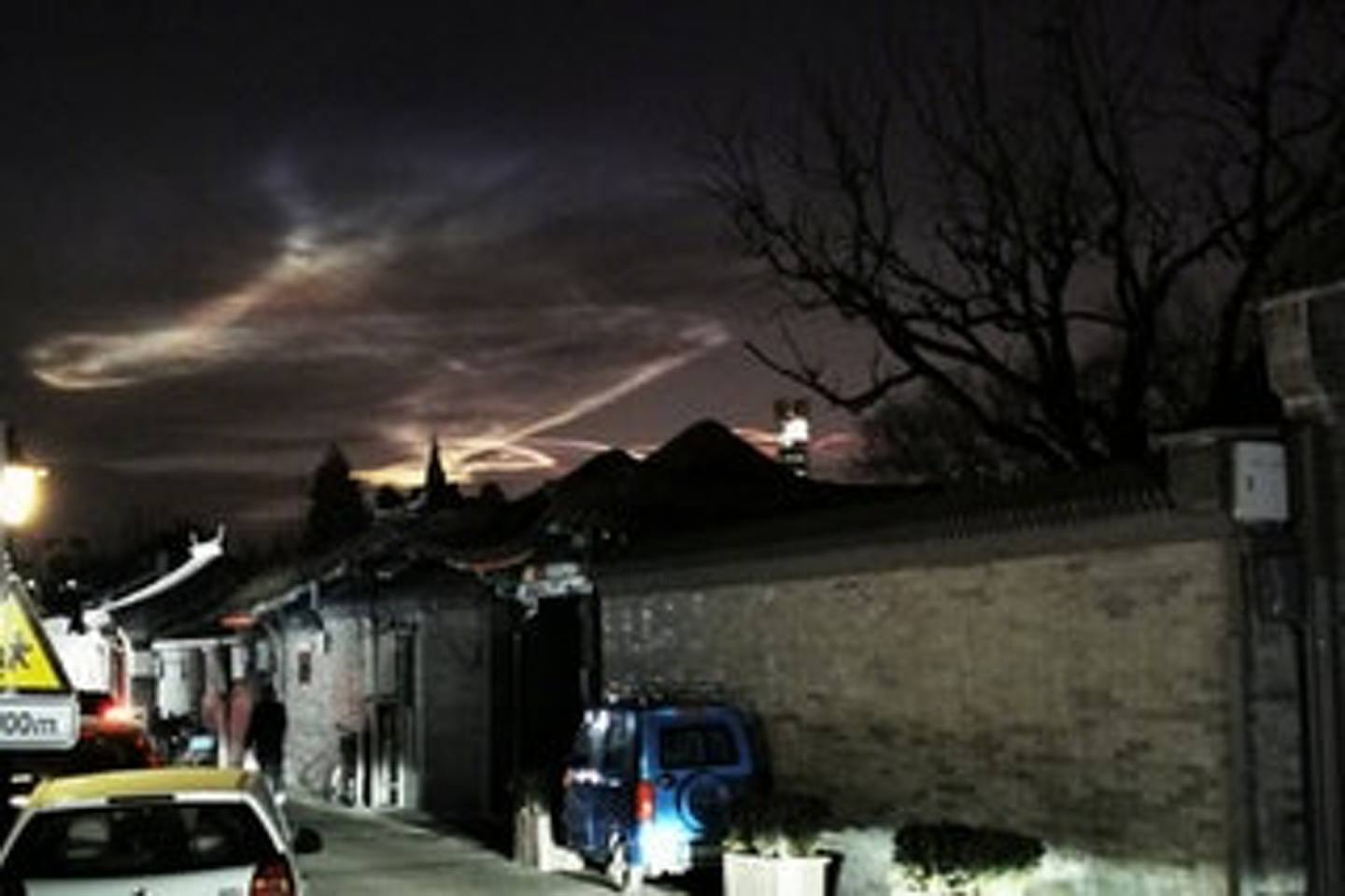 12月23日凌晨北京上空出现的异象。（微博@北京人不知道的北京事儿）