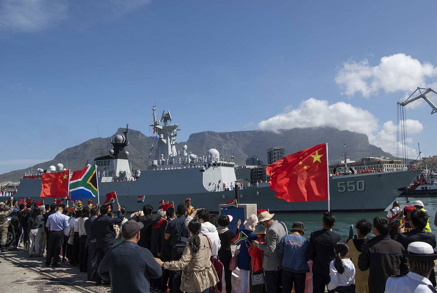 中俄南非的海上联合军演是中俄战略合作的新模式。（新华社）