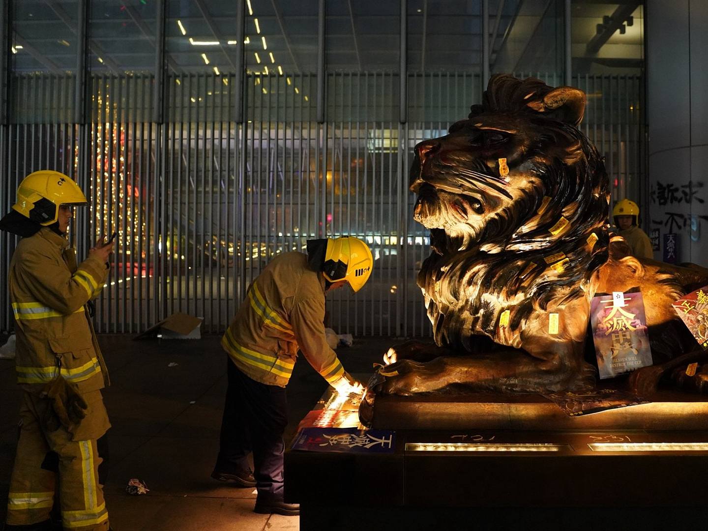 汇丰银行总行门前的狮子像遭纵火。（HK01）