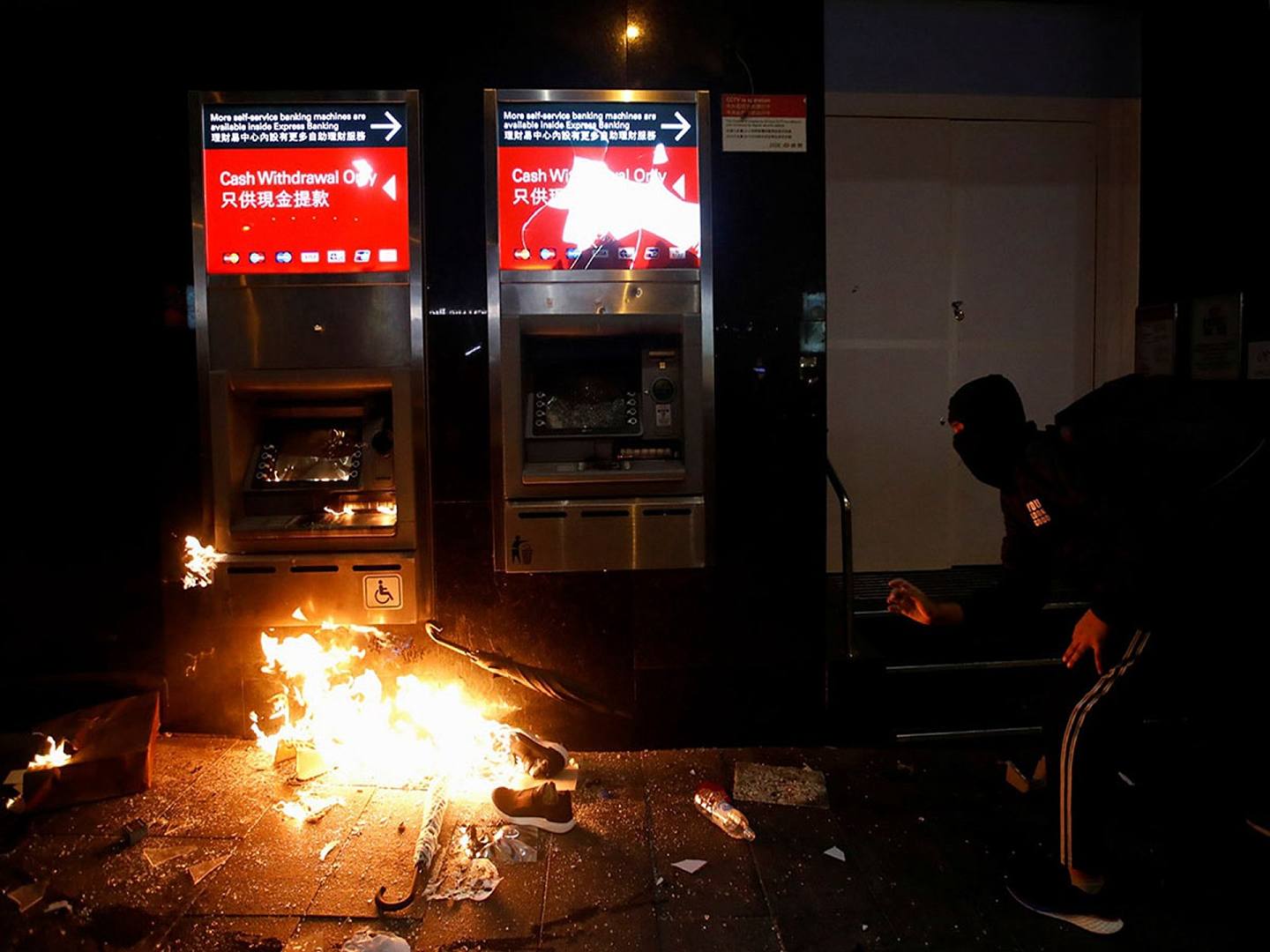 激进示威者在汇丰银行的自助取款机上纵火。（HK01）