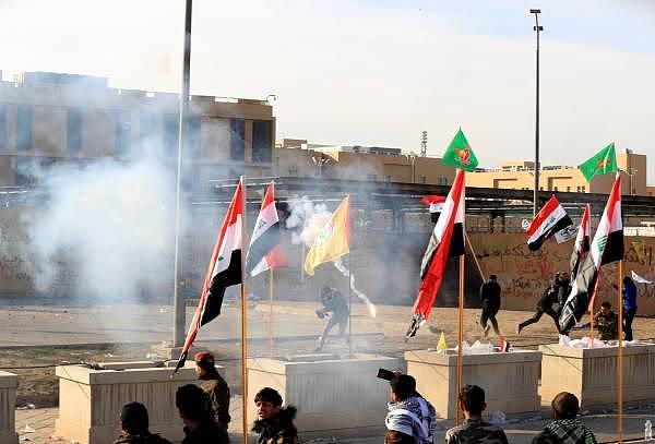 第二天，美军就给伊拉克抗议者用上催泪弹