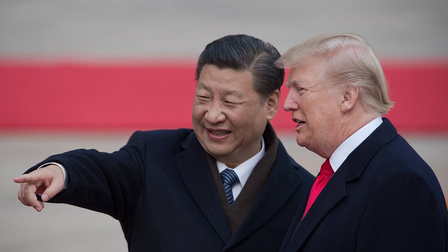 2017年11月特朗普对中国进行国事访问，在中国领导人未回访的情况下，特朗普说他将访问中国，非同寻常。图为2017年11月习近平举行仪式欢迎特朗普访华。（AFP）