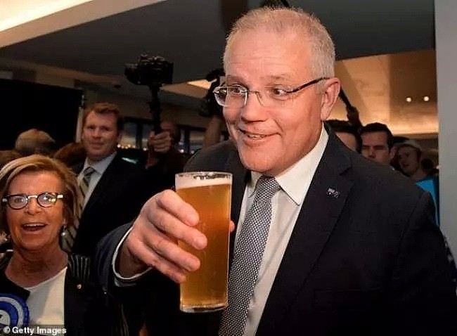 尴尬到极点！澳总理与灾民握手遭拒被狂怼！悉尼灾难升级！1人吸“毒烟”身亡！史上最大紧急规模逃离上演，4000人随时跳海逃生！ - 8