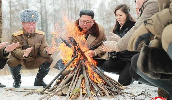 朝鲜新年纪录片金正恩骑马登山 强调白头山血统