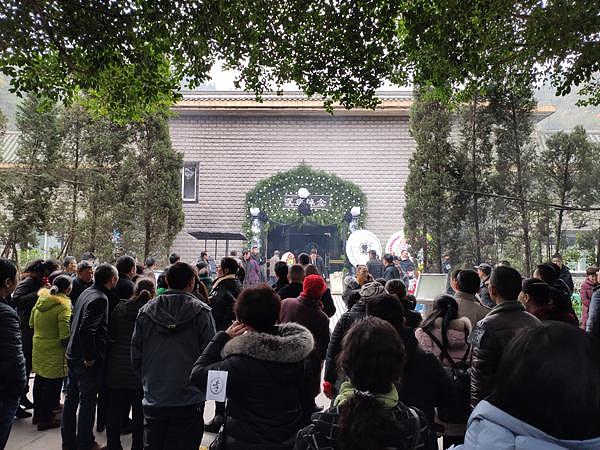 2019年12月31日，刘明父亲的灵堂，很多邻居前来吊唁。