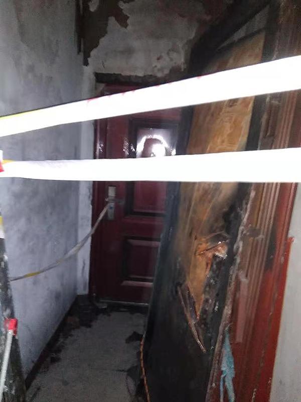 事发后，刘明家已经换上新门，烧坏的旧门被搁置在旁。受访者 供图