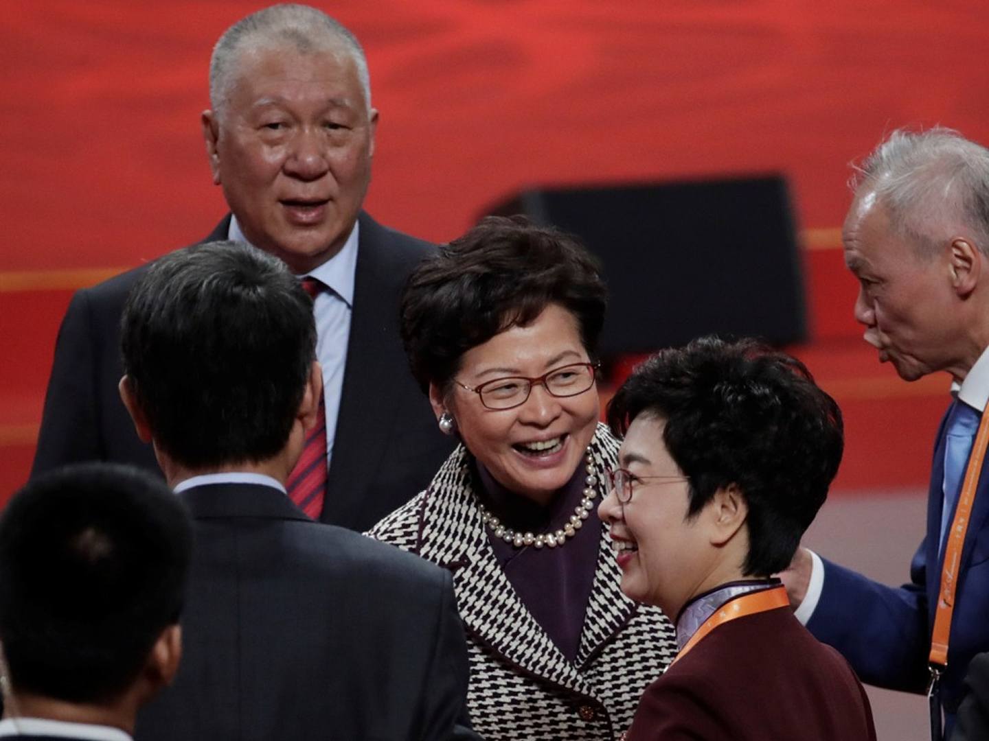 香港特别行政区行政长官林郑月娥和澳门首任行政长官何厚铧于2019年12月19日，出席澳门回归中国20周年庆祝活动。（Reuters）
