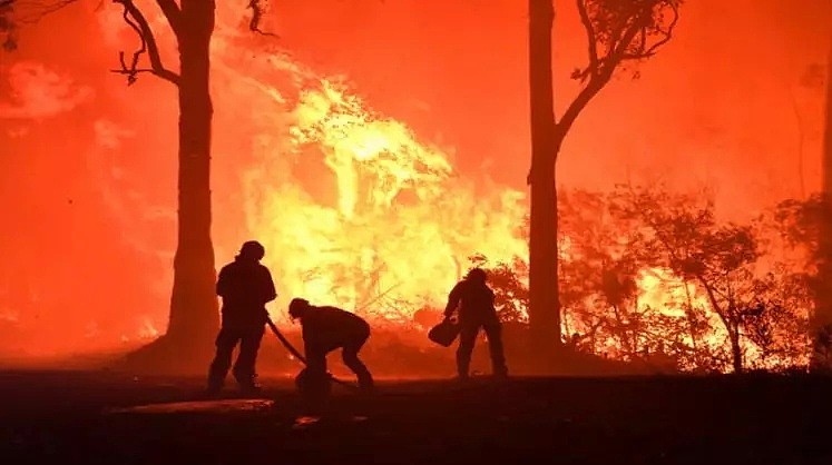 心碎! 澳洲山火殉职消防员出殡，19个月大儿子代领勳章 - 1