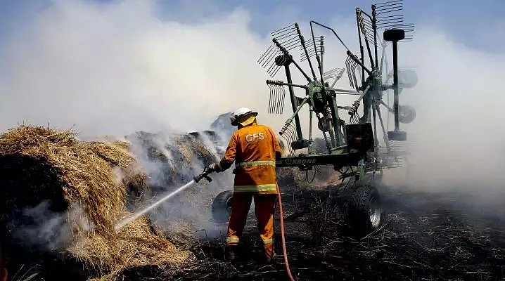 心碎! 澳洲山火殉职消防员出殡，19个月大儿子代领勳章 - 2