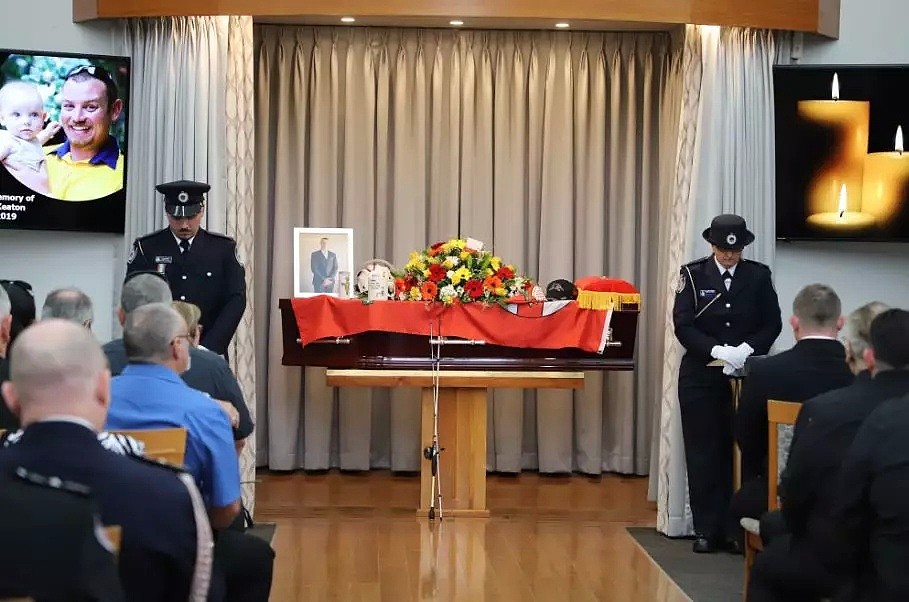 心碎! 澳洲山火殉职消防员出殡，19个月大儿子代领勳章 - 4