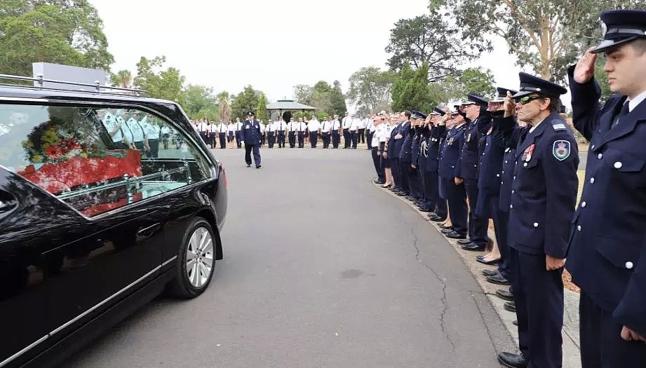 心碎! 澳洲山火殉职消防员出殡，19个月大儿子代领勳章 - 7