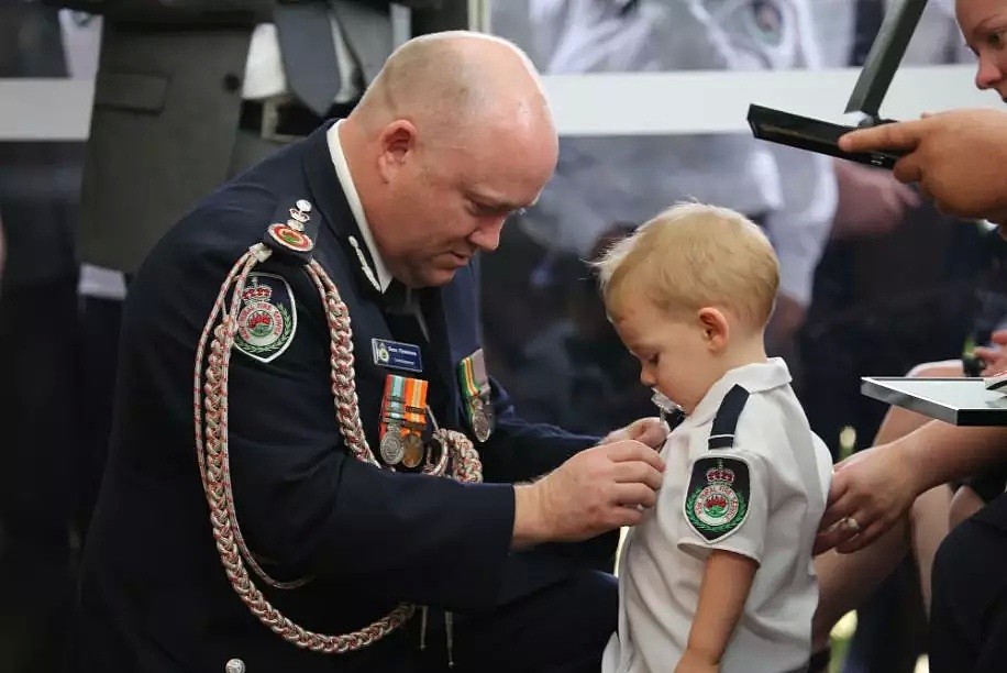 心碎! 澳洲山火殉职消防员出殡，19个月大儿子代领勳章 - 8