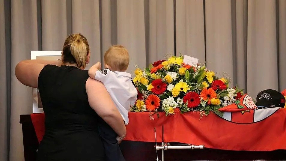 心碎! 澳洲山火殉职消防员出殡，19个月大儿子代领勳章 - 11