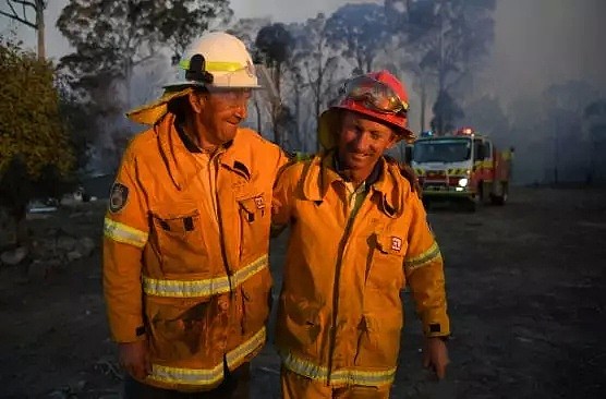 心碎! 澳洲山火殉职消防员出殡，19个月大儿子代领勳章 - 23