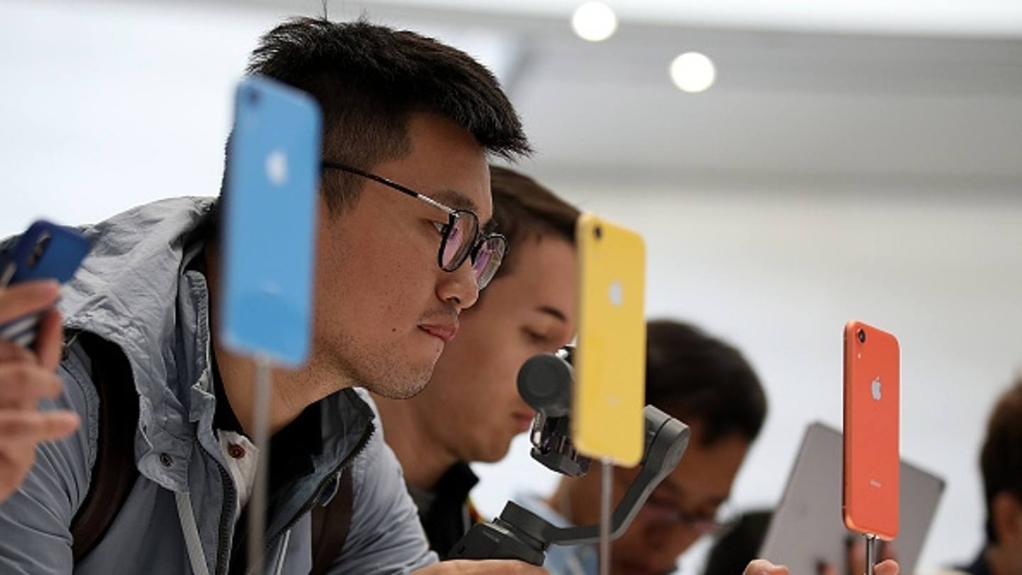 美国军、政界都怀疑抖音海外版会向中国政府传送数据，要求进行调查。图为一名男子2018年9月在美国加州的苹果公司特别活动中检视一部新款iPhone XR。（Getty ）