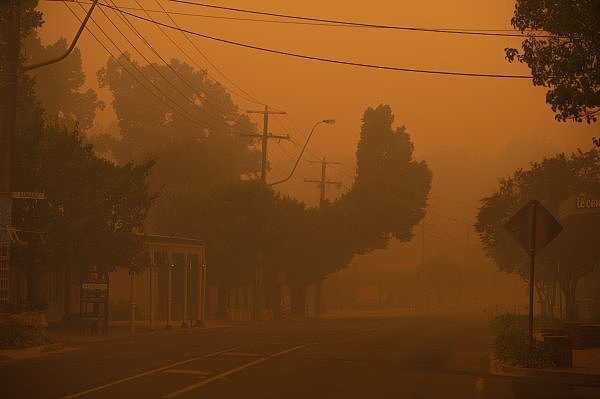 chp_export_204412039_10am-thick-smoke-making-it-look-almost-night-in-bright-as-the-town-has-almost-c.jpg,0