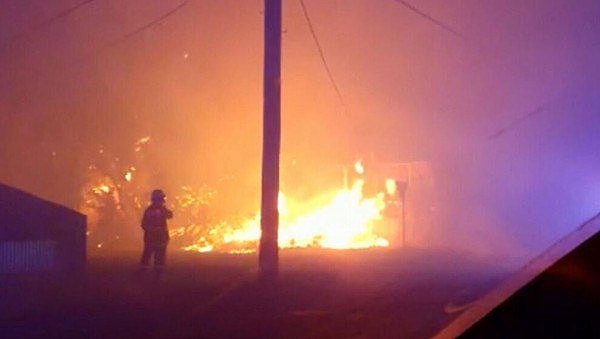 新州小镇半夜大火！居民被紧急撤离，重返家园后看到的却是一片废墟（组图） - 1